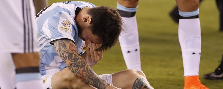 Leo Messi llorando tras fallar un penalti en la Copa América 2016