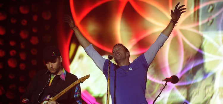 Chris Martin durante su  concierto en Glastonbury