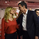 Pedro Sánchez y Begoña Gómez mirándose en la noche de las elecciones del 26J