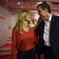 Pedro Sánchez y Begoña Gómez mirándose en la noche de las elecciones del 26J