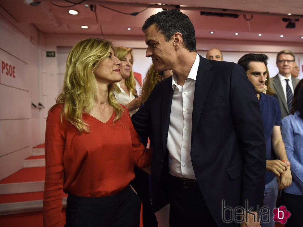 Pedro Sánchez y Begoña Gómez mirándose en la noche de las elecciones del 26J