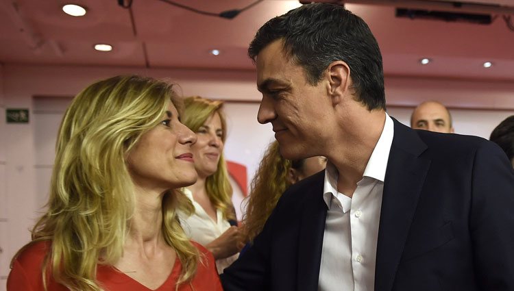 Pedro Sánchez y Begoña Gómez mirándose en la noche de las elecciones del 26J