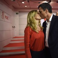 Pedro Sánchez y Begoña Gómez besándose en la noche de las elecciones del 26J