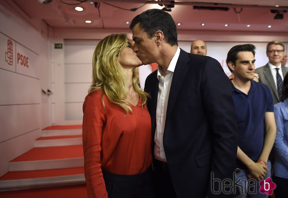 Pedro Sánchez y Begoña Gómez besándose en la noche de las elecciones del 26J