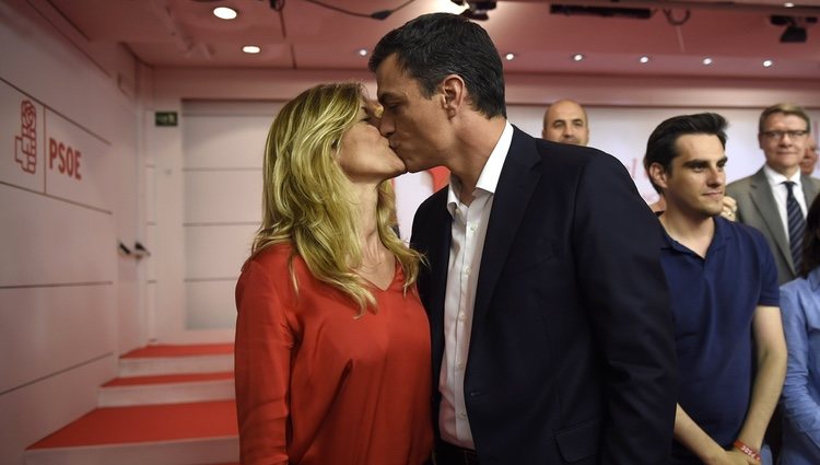 Pedro Sánchez y Begoña Gómez besándose en la noche de las elecciones del 26J