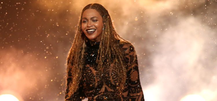 Beyoncé durante su actuación en los BET Awards 2016