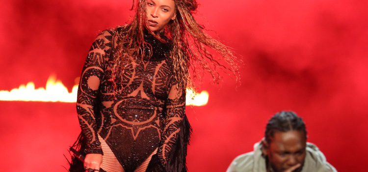 Beyoncé  y Kendrick Lamar durante su actuación en los BET Awards 2016