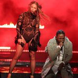 Beyoncé  y Kendrick Lamar durante su actuación en los BET Awards 2016