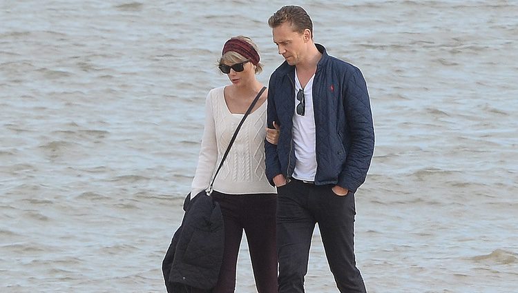 Taylor Swift y Tom Hiddleston paseando por las costas de Suffolk