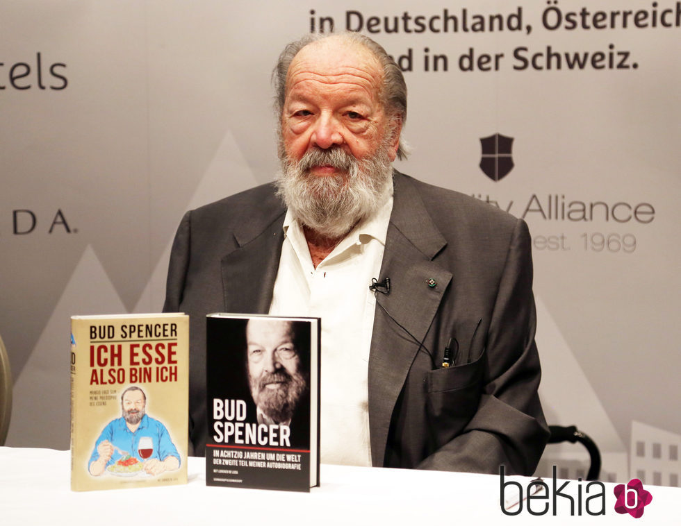 Bud Spencer durante una sesión de autógrafos en Berlín