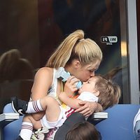 Shakira da el biberón y besa a su hijo Sasha en el partido Italia-España en la Eurocopa 2016