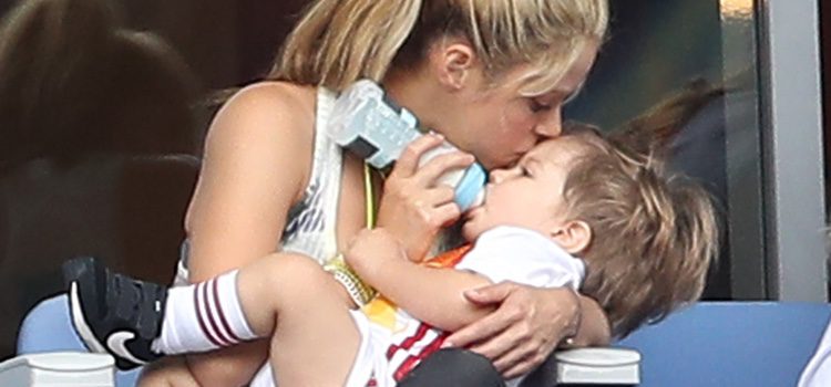 Shakira da el biberón y besa a su hijo Sasha en el partido Italia-España en la Eurocopa 2016