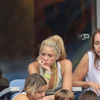 Shakira, aburrida en el partido Italia-España en la Eurocopa 2016