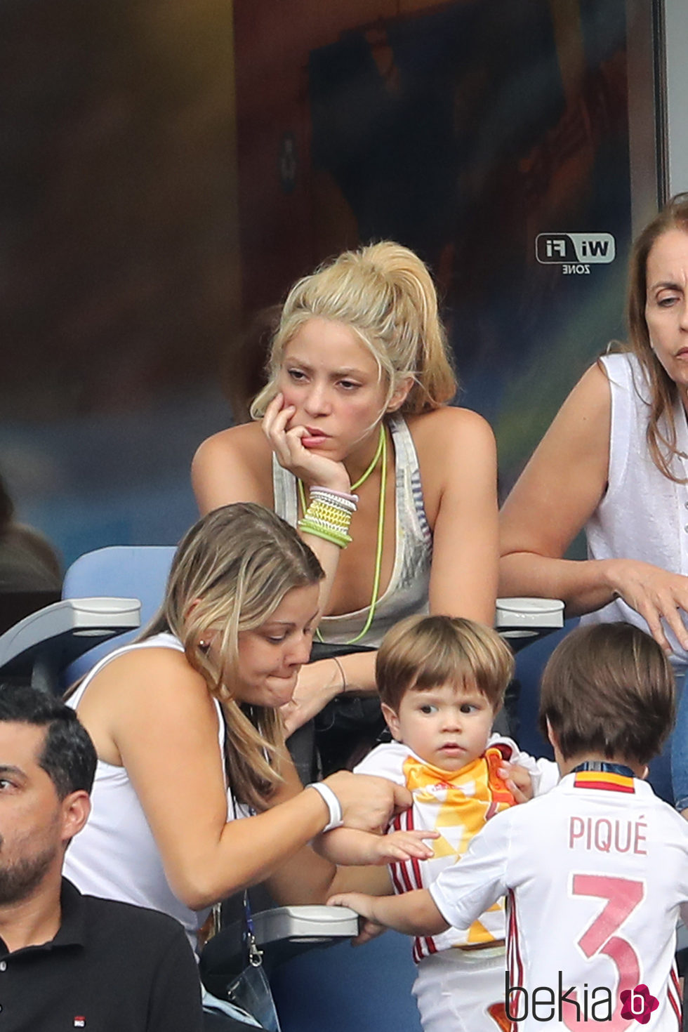 Shakira, aburrida en el partido Italia-España en la Eurocopa 2016