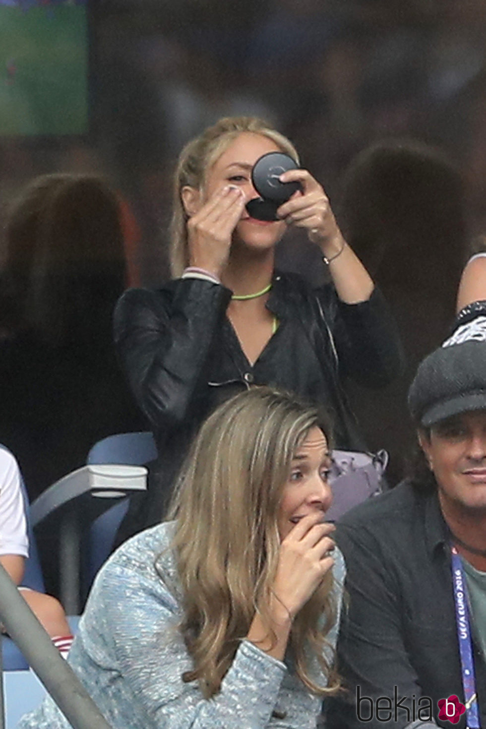 Shakira maquillándose en el partido Italia-España en la Eurocopa 2016