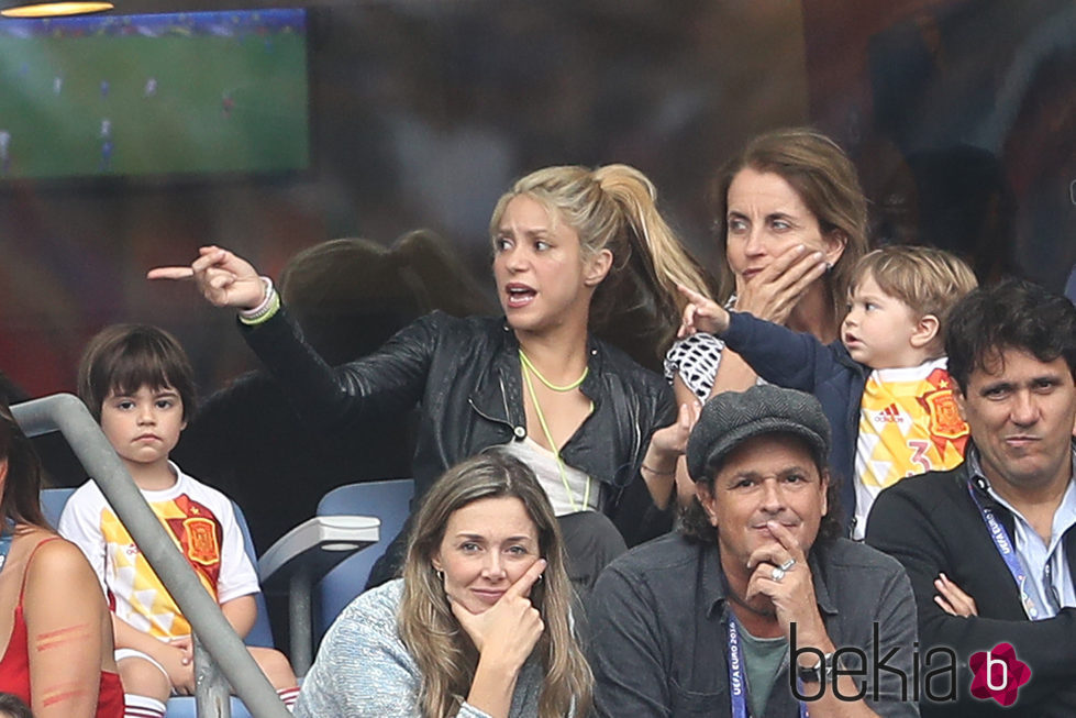 Shakira, Milan y Sasha Piqué, Montserrat Bernabéu, Tonito, Carlos Vives y Claudia Elena Vásquez en el partido Italia-España en la Eurocopa 2016