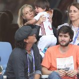 Shakira consuela a Milan Piqué en el partido Italia-España en la Eurocopa 2016