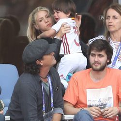 Shakira consuela a Milan Piqué en el partido Italia-España en la Eurocopa 2016