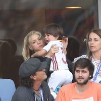 Shakira consuela a Milan Piqué en el partido Italia-España en la Eurocopa 2016