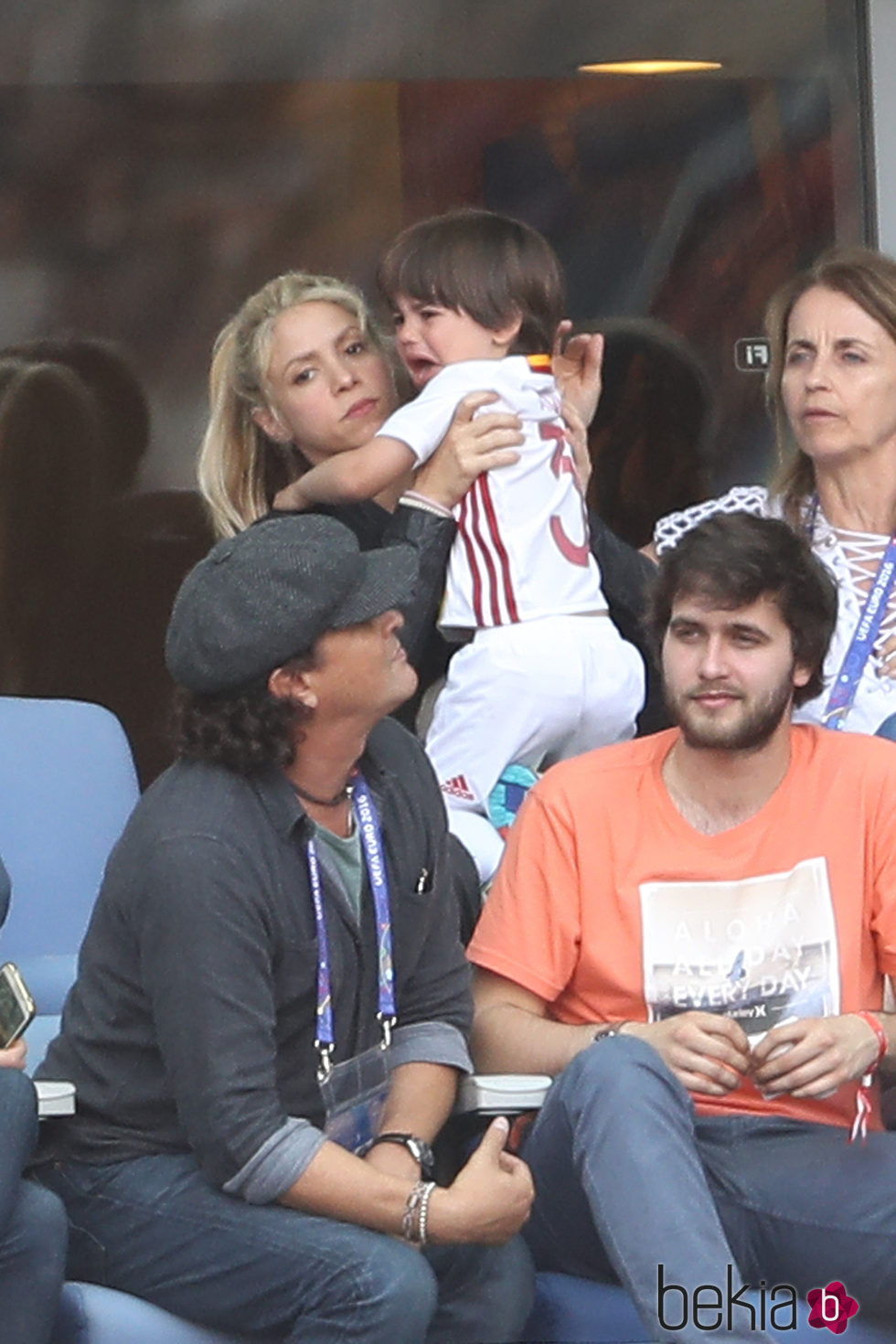 Shakira consuela a Milan Piqué en el partido Italia-España en la Eurocopa 2016