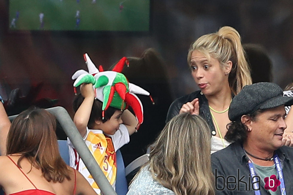 Shakira bromea con su hijo Milan Piqué en el partido Italia-España en la Eurocopa 2016