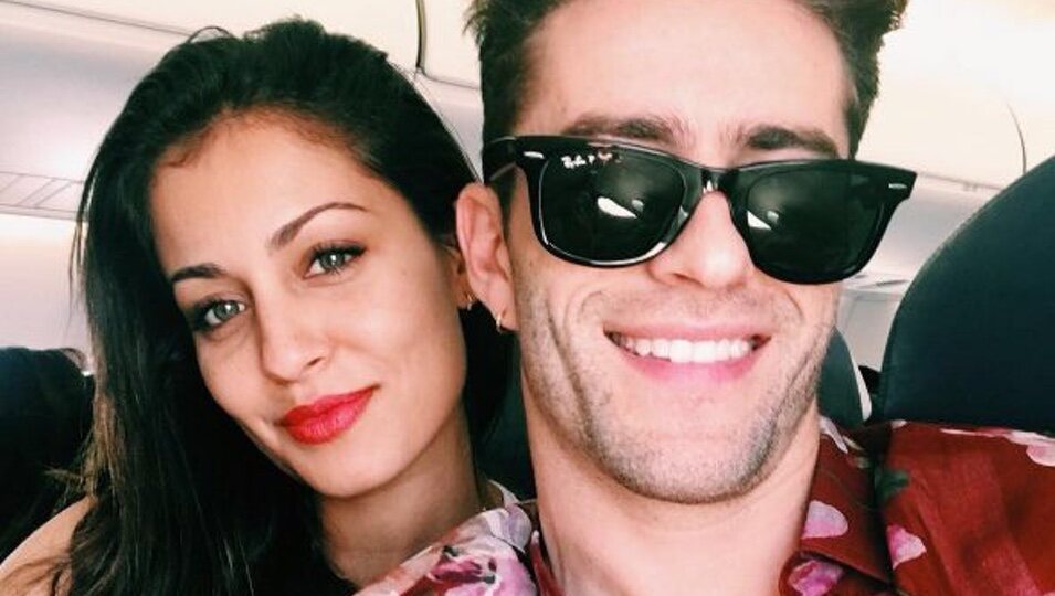 Hiba Abouk y Pelayo Díaz, muy sonrientes en un avión