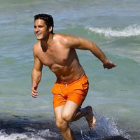 Diego Boneta saliendo del agua en las playas de Miami