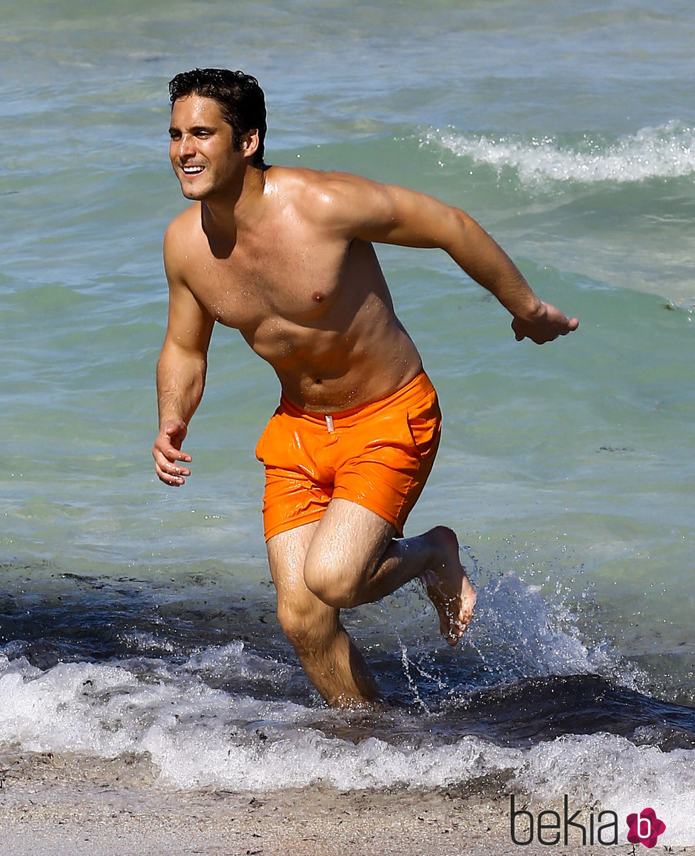 Diego Boneta saliendo del agua en las playas de Miami