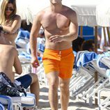 Diego Boneta andando en las playas de Miami