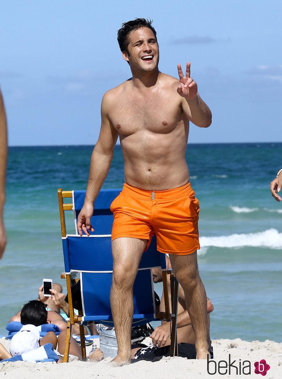 Diego Boneta haciendo el símbolo de victoria en las playas de Miami