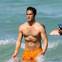 Diego Boneta en el agua en las playas de Miami