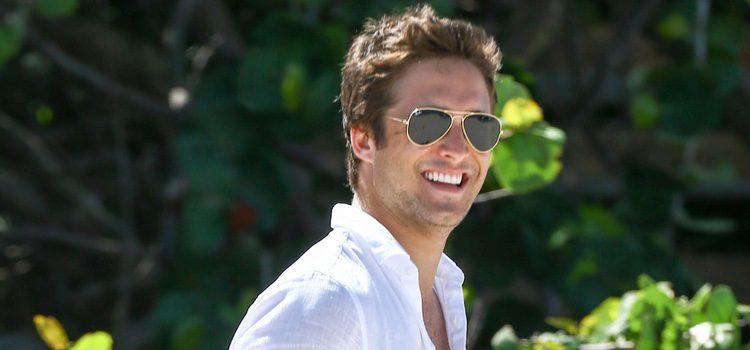 Diego Boneta sonriendo en las playas de Miami