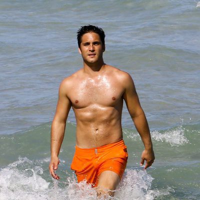 Diego Boneta luce cuerpo en bañador en Miami