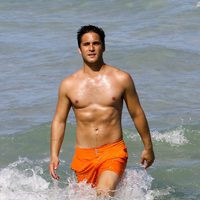 Diego Boneta mostrando torso en las playas de Miami