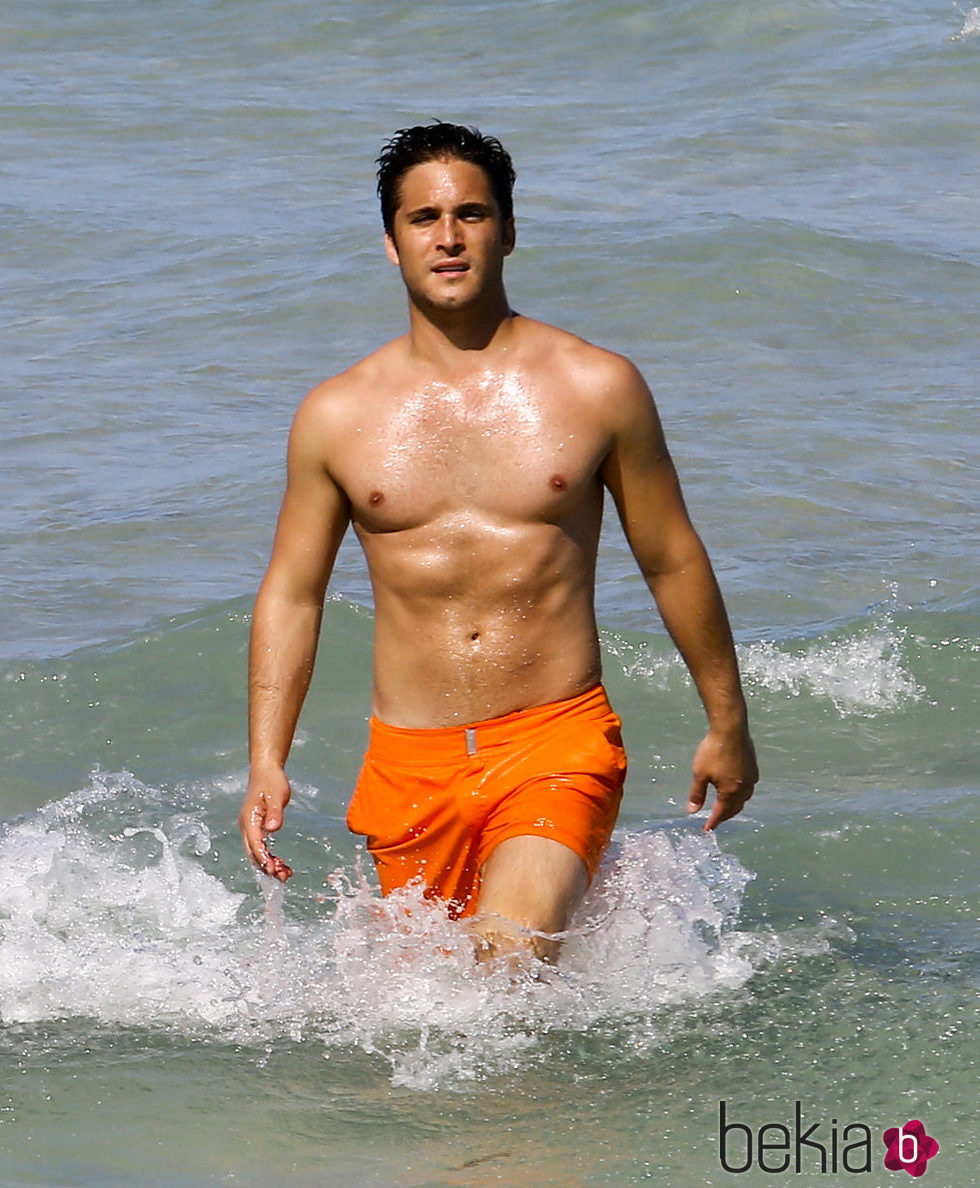 Diego Boneta mostrando torso en las playas de Miami