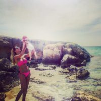 Tamara Gorro luciendo cuerpazo en las playas de Ibiza con su hija Shaila