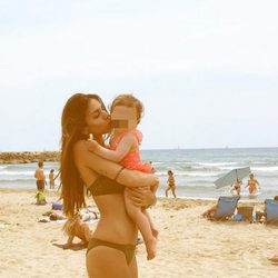 Melissa Jiménez con su hija Gala Bartra en la playa