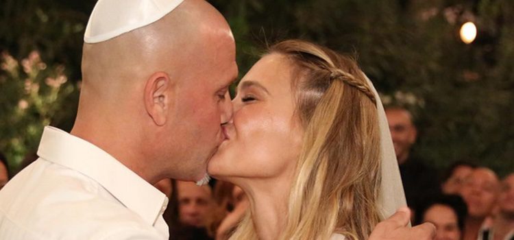 Bar Refaeli besando a Adi Ezra