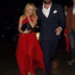 Kylie Minogue y Joshua Sasse en la Premiere de 'Absolutely Fabulous'