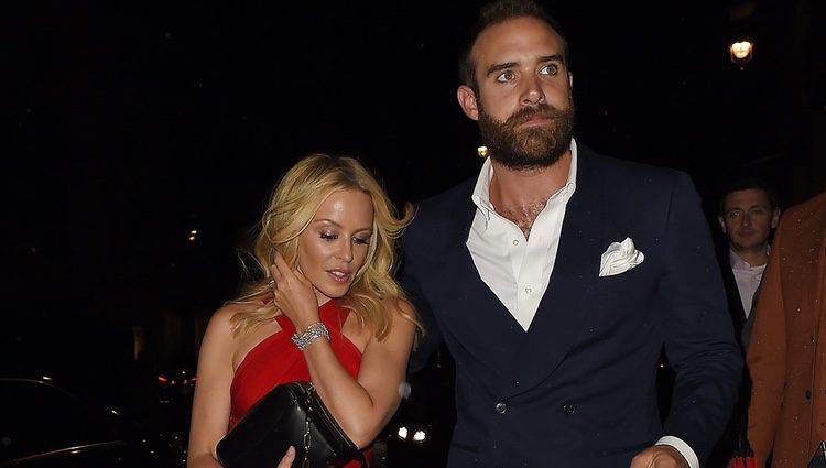 Kylie Minogue y Joshua Sasse en la Premiere de 'Absolutely Fabulous'