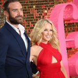 Joshua Sasse y Kylie Minogue en la Premiere de 'Absolutely Fabulous'