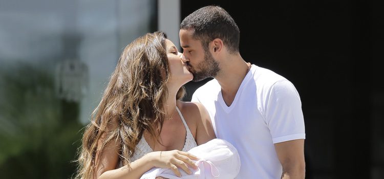 Malena Costa y Mario Suárez se dan un beso en la presentación de su hija Matilda