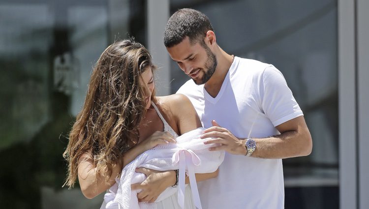 Malena Costa y Mario Suárez miran tiernamente a su hija Matilda en su presentación