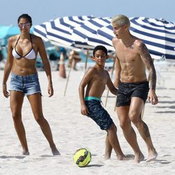 James Rodríguez jugando al fútbol en familia