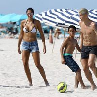 James Rodríguez jugando al fútbol en familia