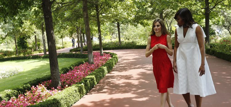 La Reina Letizia y Michelle Obama pasean por La Zarzuela