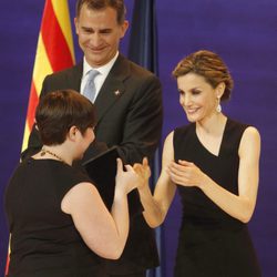 Los Reyes haciendo entrega de un premio en los Premios Princesa de Girona