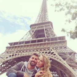 Yolanda y Jonathan junto a la Torre Eiffel en su viaje a París