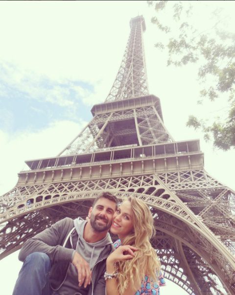 Yolanda y Jonathan junto a la Torre Eiffel en su viaje a París