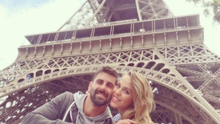 Yolanda y Jonathan junto a la Torre Eiffel en su viaje a París